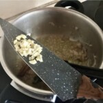 drobno posiekany czosnek na dużym nożu