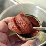 łyżeczka z koncentratem pomidorowym