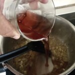 wino czerwone wlewane jest do sosu pomidorowego