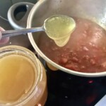 łyżeczka miodu dodawana do sosu pomidorowego