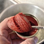 koncentrat pomidorowy na dużej łyżce
