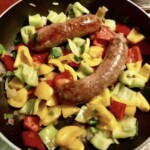 Kiełbasa duszona z papryką i oregano w pomidorach