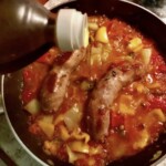 Kiełbasa duszona z papryką i oregano w pomidorach