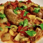 Kiełbasa duszona z papryką i oregano w pomidorach