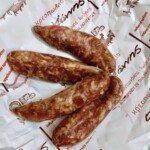 surowa kiełbasa na papierze firmowym rzeźnika
