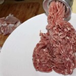 mięso mielone jest w maszynce