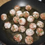 na patelni smażą się klopsiki po włosku