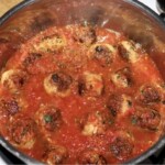 klopsiki po włosku duszą się w garnku w sosie pomidorowym