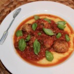 Klopsiki po włosku ze świeżą bazylią na polencie