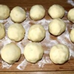 Knedle ze śliwkami przygotowane do ugotowania