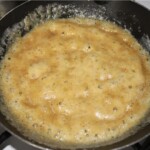 na patelni smaży się masło z bułka tartą do omasty knedli ze śliwkami