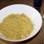 w misce znajduje się farsz na Kotlety z kalafiora