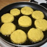 Kotlety z kalafiora smażą się na patelni