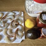 obrane świeże krewetki na ręczniku papierowym