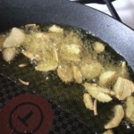 na patelni smażą się w oliwie ząbki czosnku