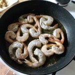 na patelni smażą się obrane krewetki