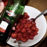 butelka Martini Rosso w dłoni