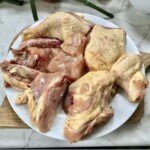 kurczak pokrojony na kawałki leży na talerzu