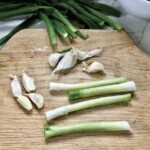 pokrojona dymka oraz ząbki czosnku