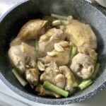 na głębokiej patelni smażą się kawałki kurczaka