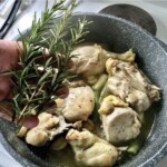 na głębokiej patelni smażą się kawałki kurczaka