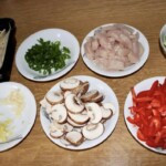 Kurczak chow mein z grzybami danie z woka składniki