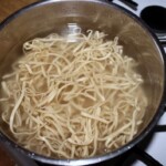 w garnku gotuje się makaron MIE