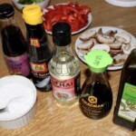 Kurczak chow mein dodatki na stole