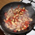 Kurczak chow mein przygotowywany jest w woku