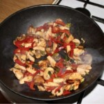 Kurczak chow mein przygotowywany jest w woku