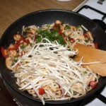 Kurczak chow mein przygotowywany jest w woku