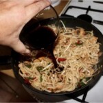 Kurczak chow mein przygotowywany jest w woku