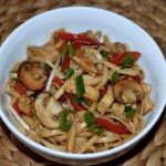 Kurczak chow mein z grzybami danie z woka