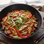 kurczak chow mein z grzybami w woku podany