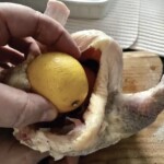 do wnętrza kurczaka wkładana jest cała cytryna