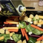 różne warzywa rozłożone na blasze do pieczenia