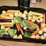 różne warzywa rozłożone na blasze do pieczenia