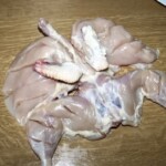 kurczak pozbawiony skóry i rozłożony na połowę