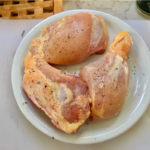 kawałki kurczaka na talerzu