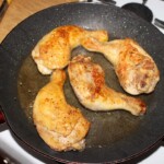 udka z kurczaka smażą się na patelni