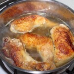 udka z kurczaka dusza się w garnku w wodzie