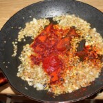 na patelni smaży się drobno siekana cebula razem z mieloną papryką