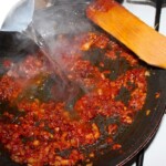 na patelni smaży się drobno siekana cebula razem z mieloną papryką