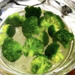 różyczki brokuła gotują się na parze