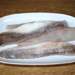 cztery filety z kurka leżą na podłużnym talerzu