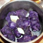 w garnku gotują się fioletowe ziemniaki