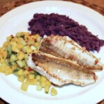 Kurek pieczony podany z salsą z mango i chilli