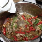 Łatwy gulasz na winie z pieczarkami