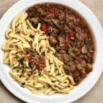 Łatwy gulasz na winie z pieczarkami i szpeclami