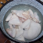 kawałki kurczaka w znajdują się w dużym garnku z wodą